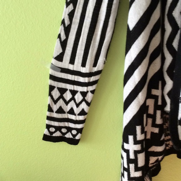 NWOT Aztec Print Shark Bite Style Open Cardigan - Picture 3 of 5